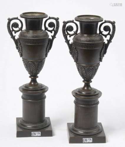 Paire de vases urnes de style Restauration en bron…