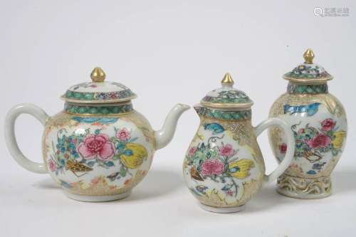 Lot de trois porcelaines polychromes de Chine comp…