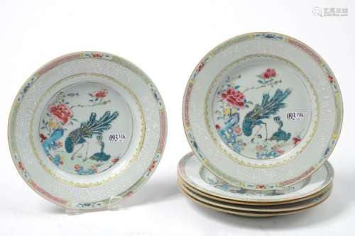 Suite de six assiettes en porcelaine polychrome de…