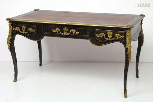 Bureau plat de style Louis XV en bois laqué noir e…