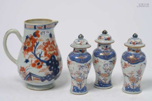 Lot de quatre porcelaines polychromes de Chines à …