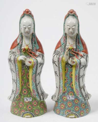 Paire de Guanyins en porcelaine polychrome. Travai…