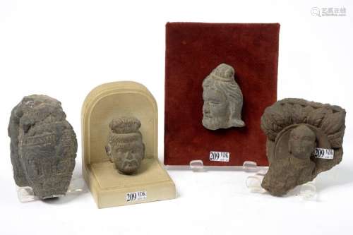 Quatre fragments de sculptures en grès sculpté com…