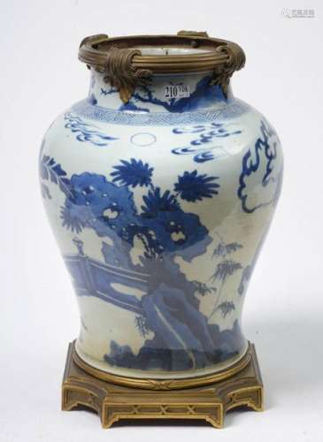 Grand vase pansu en porcelaine bleue et blanche de…