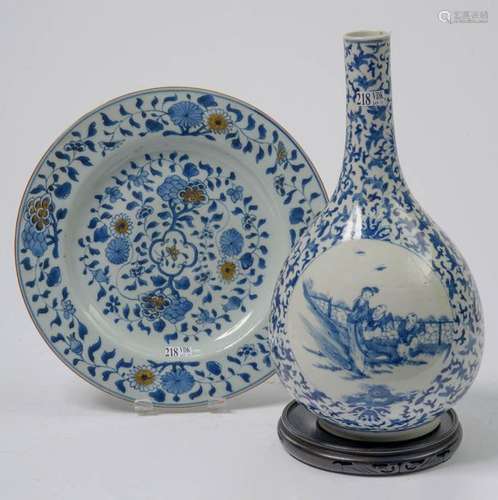 Lot de deux comprenant: un plat rond en porcelaine…