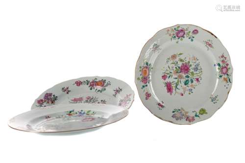 A PAIR OF 18TH CENTURY CHINESE FAMILLE ROSE CIRCULAR PLATES