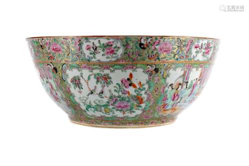 A 19TH CENTURY CHINESE FAMILLE ROSE BOWL,