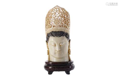 AN EARLY 20TH CENTURY CHINESE CARVED IVORY HEAD