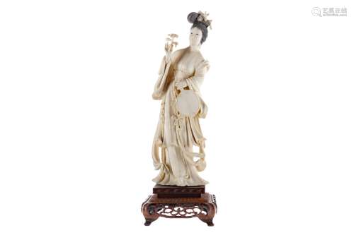 AN EARLY 20TH CENTURY CHINESE IVORY CARVING OF A FEMALE