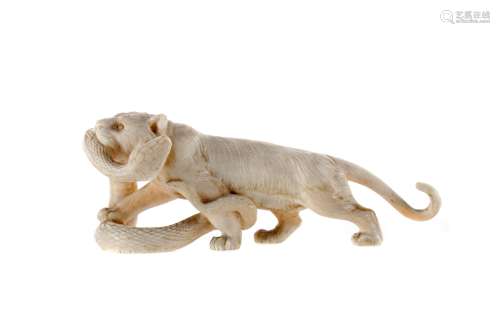 AN EARLY 20TH CENTURY JAPANESE IVORY CARVING OF A TIGER AND SNAKE
