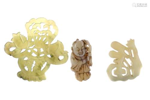 A LOT OF TWO CHINESE HARDSTONE ARCHAIC STYLE AMULETS AND A CARVING