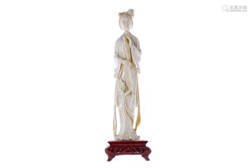 A LATE 19TH/EARLY 20TH CENTURY CHINESE IVORY CARVING OF A FEMALE
