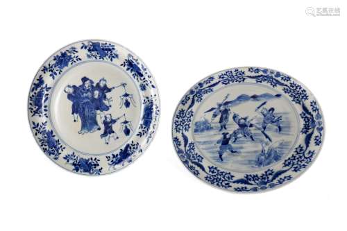 A LOT OF TWO 19TH CENTURY CHINESE PORCELAIN CIRCULAR PLATES