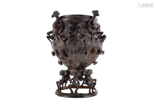 AN EARLY 20TH CENTURY AFRICAN BALUSTER SHAPED VESSEL