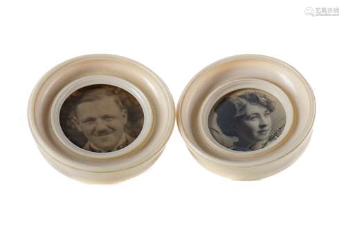 A PAIR OF EARLY 2OTH CENTURY CIRCULAR IVORY PHOTOGRAPH FRAMES
