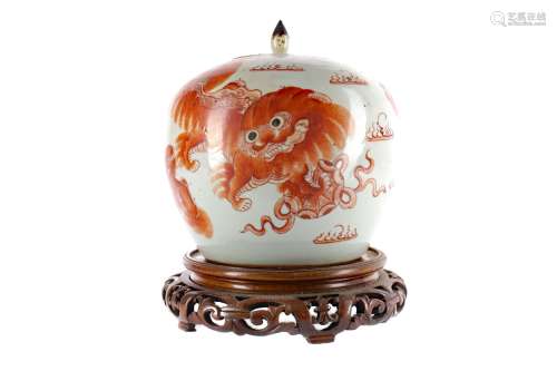 A EARLY 20TH CENTURY CHINESE JAR WITH COVER