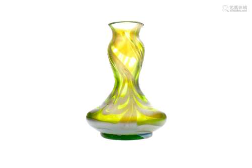 AN ART NOUVEAU IRIDESCENT GLASS VASE