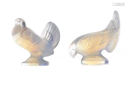 A LOT OF TWO SMALL SABINO GLASS DOVES