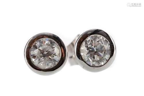 A PAIR OF DIAMOND STUD EARRINGS