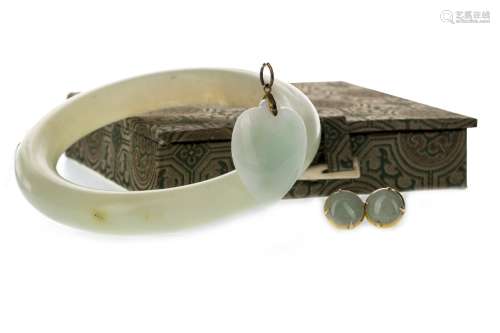 A GREEN HARDSTONE BANGLE, PENDANT AND PAIR OF EARRINGS