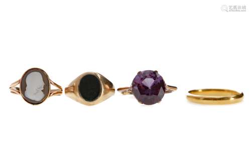 A WEDDING RING, BLOODSTONE AGATE RING, PURPLE GEM SET RING AND A CAMEO RING