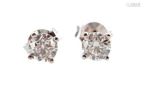 A PAIR OF DIAMOND STUD EARRINGS