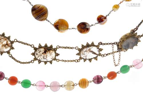 A GROUP OF AGATE JEWELLERY