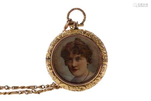 A GOLD CHAIN WITH GILT LOCKET