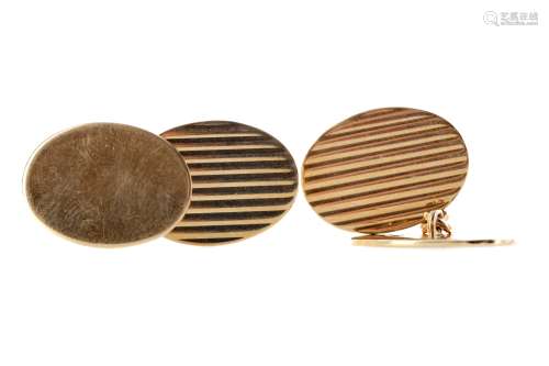 A PAIR OF GOLD CUFFLINKS