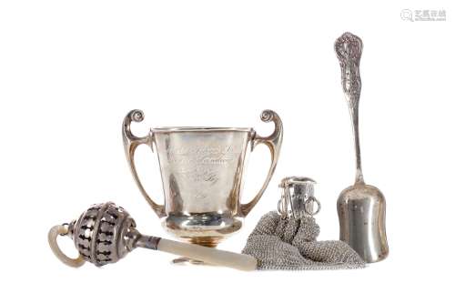 AN EARLY 20TH CENTURY SILVER TROPHY CUP ALONG WITH A RATTLE, A SCOOP AND A PURSE