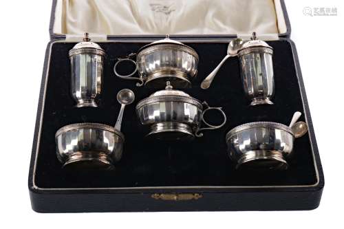 A CASED PAIR OF EARLY 20TH CENTURY SILVER BONBON DISHES ALONG WITH A CASED CRUET