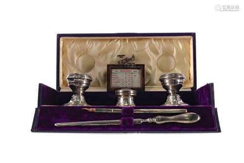 AN EARLY 20TH CENTURY SILVER DESK SET IN A FITTED CASE