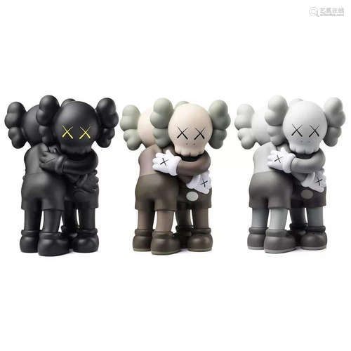 KAWS 2018年 TOGETHER Companion 拥抱（三件一组） 彩绘 搪胶