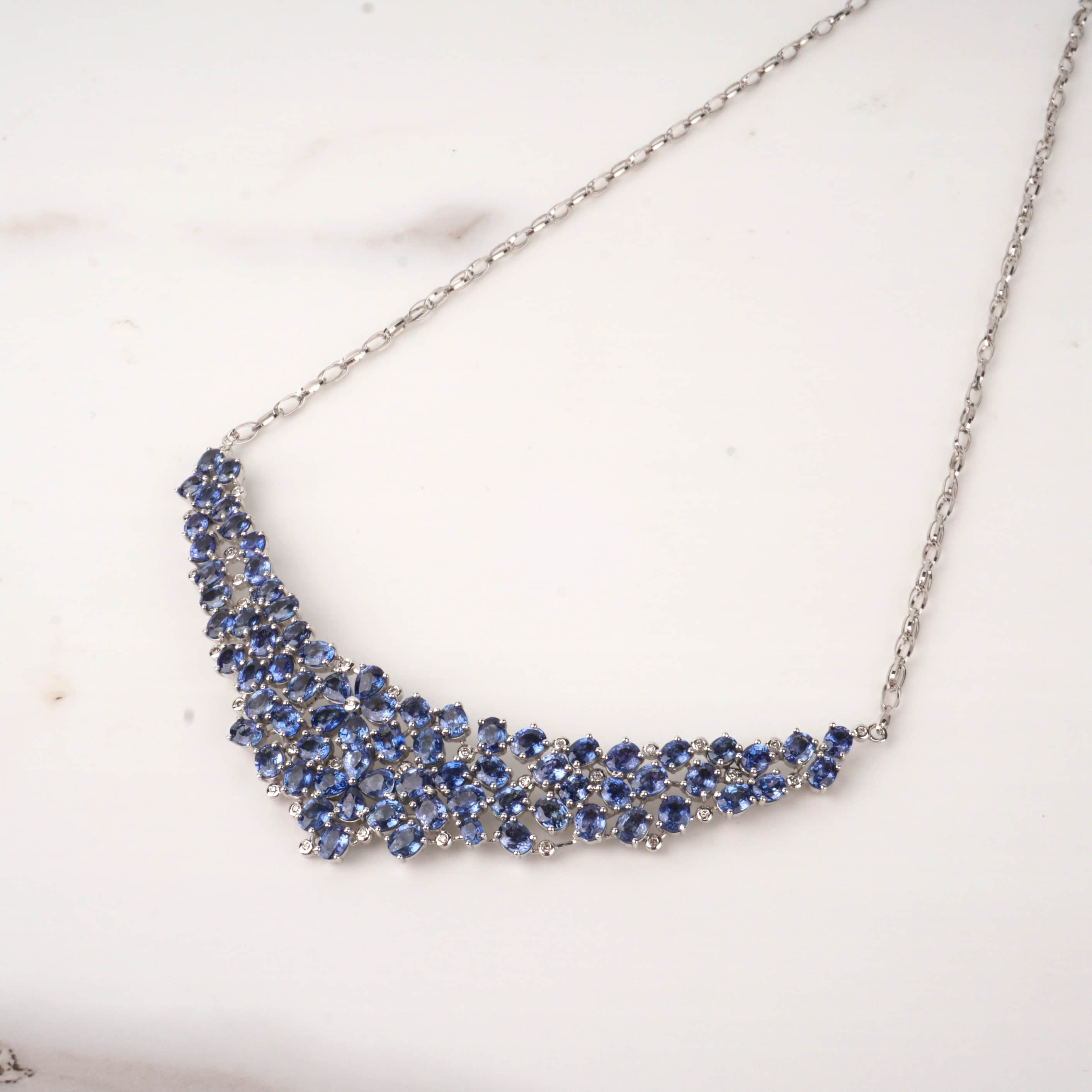 尺寸项链长约42cm(可调节)拍品描述白18k金镶嵌蓝宝石及钻石项链,蓝