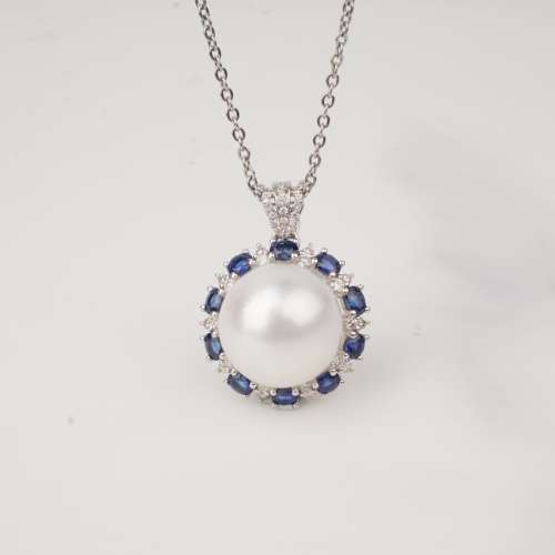 白珍珠配蓝宝石及钻石吊坠