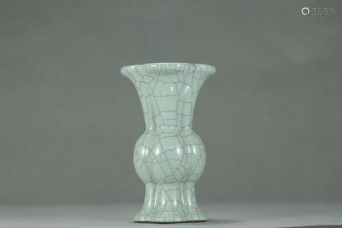 A Porcelain Ge-Style Kiln Vase With Mark