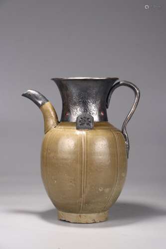 A Porcelain Yue Kiln Pot With Silver