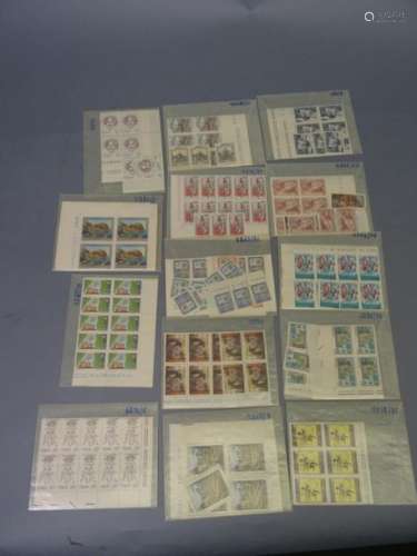 Stock de timbres neufs d'Italie, principalement en…