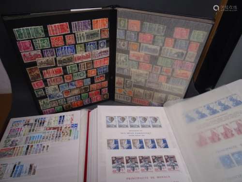 Deux albums de timbres de Monaco principalement mo…