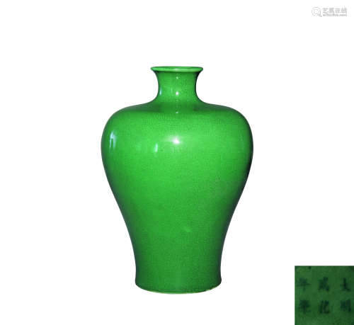 清 鱼籽绿釉梅瓶