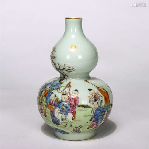 Chinese Famille Rose Children-At-Pay Porcelain Gourd Shape Vase