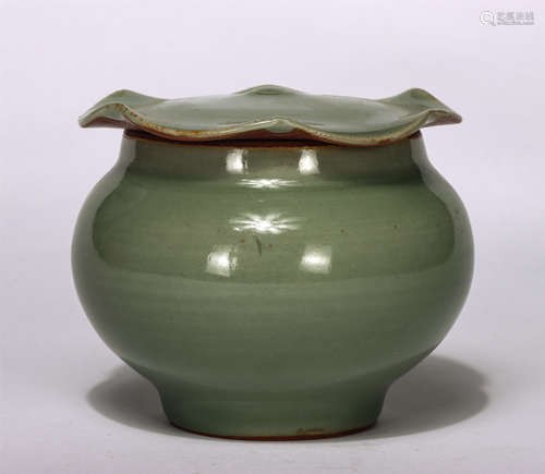 Chinese Longquan Ware Lotus-Leaf-Shape Lid Porcelain Jar