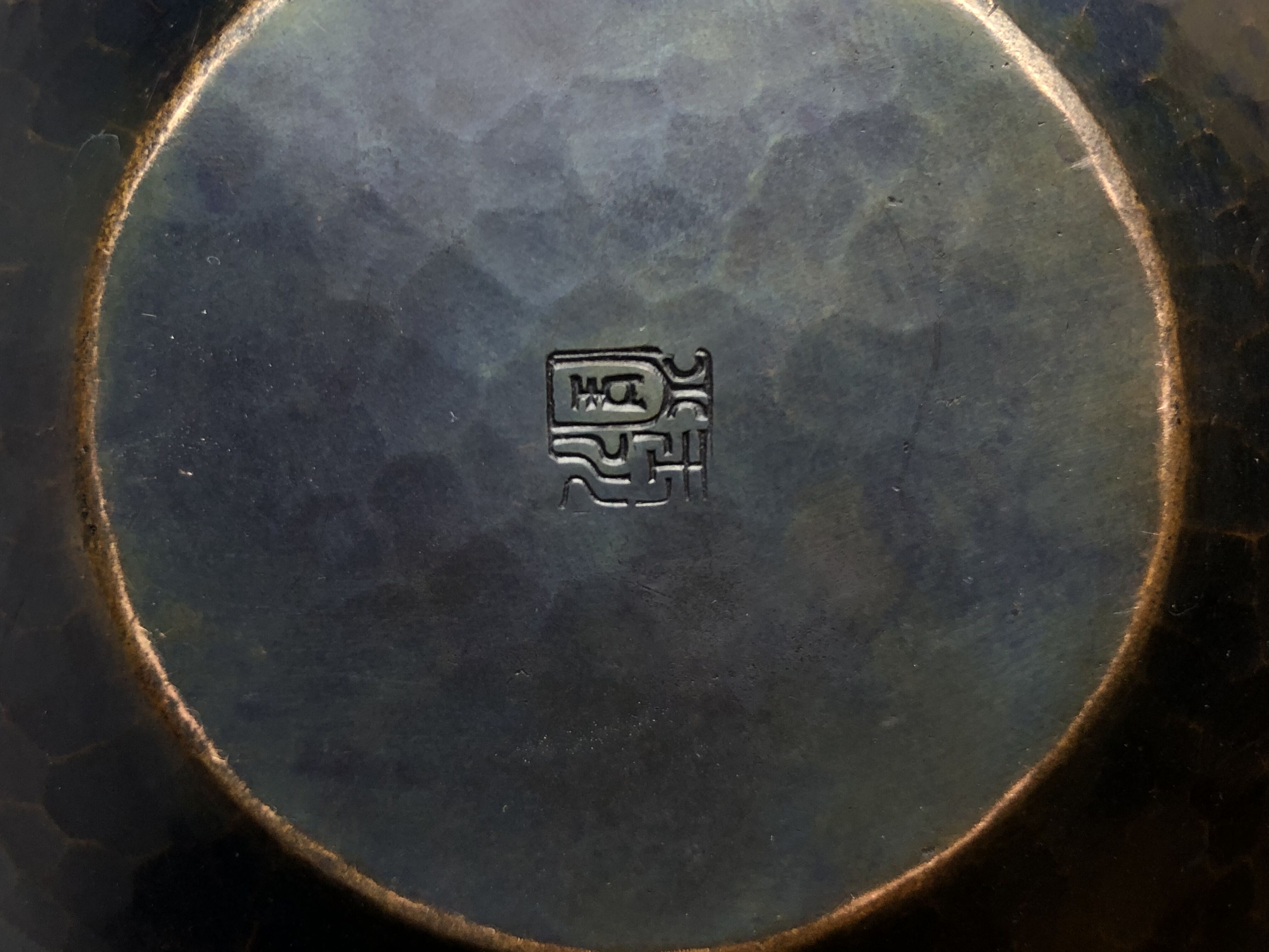 尺寸16×16×13cm拍品描述【拍品名称】昭和锤目纹铜器【年代】日本