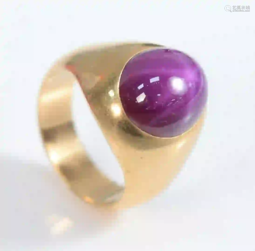 18 Karat Gold Ring set with cabochon cut pink sapphire