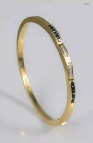 18 Karat Gold Bangle Style Bracelet set with diamonds