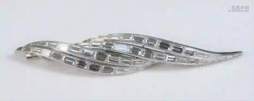 Double Leaf Platinum Baguette Diamond Pin pin measures