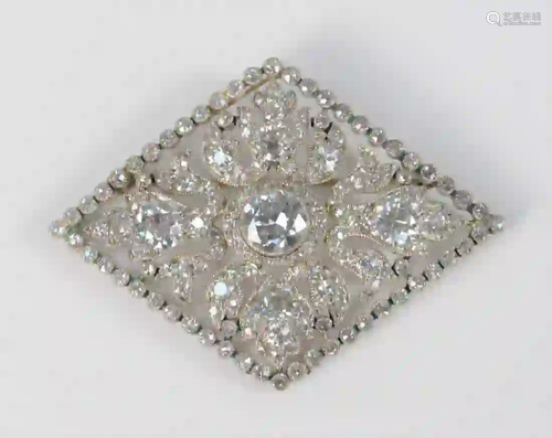 14 Karat White Gold Diamond Brooch navette shape, outer