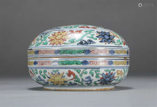 Chinese Wucai Porcelain Flower Pattern Lidded Holding Box