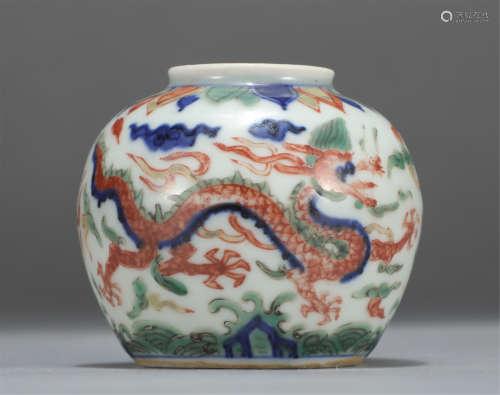 Chinese Wucai Dragon Pattern And Cloud Pattern Porcelain Jar