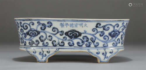 Chinese Blue White Flower Pattern Four-Footed Plate